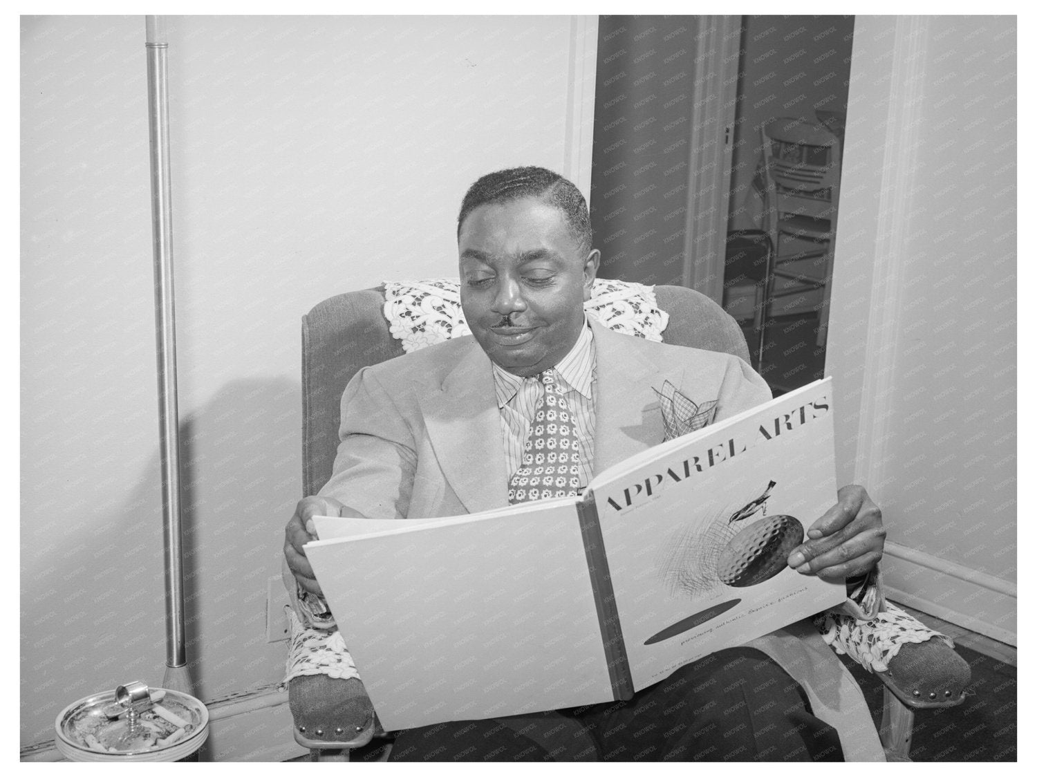 Vintage April 1941 Chicago Individual Reading Image
