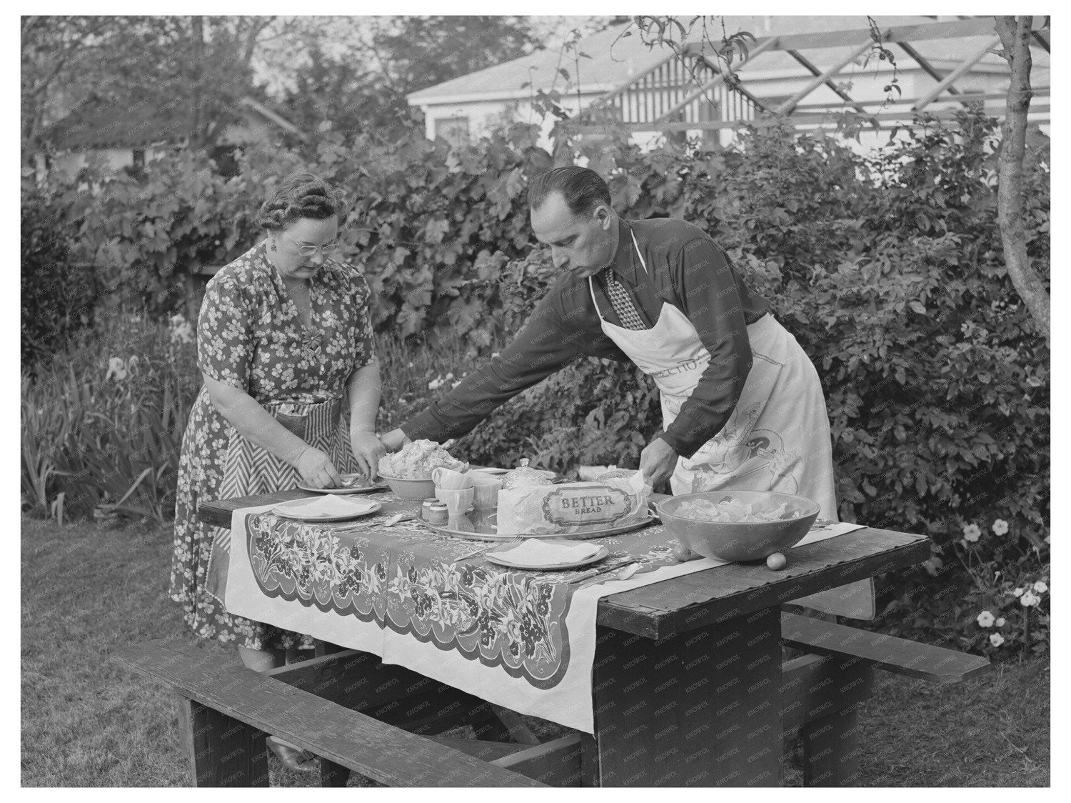 1942 Vintage Photo of Couple Preparing Dinner in Turlock CA
