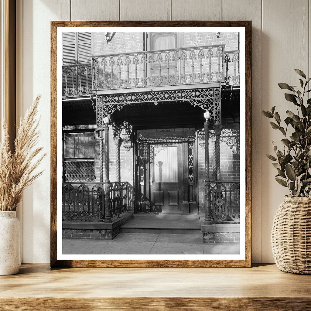 1827 Residence in Savannah, GA: Historic Architecture Photo