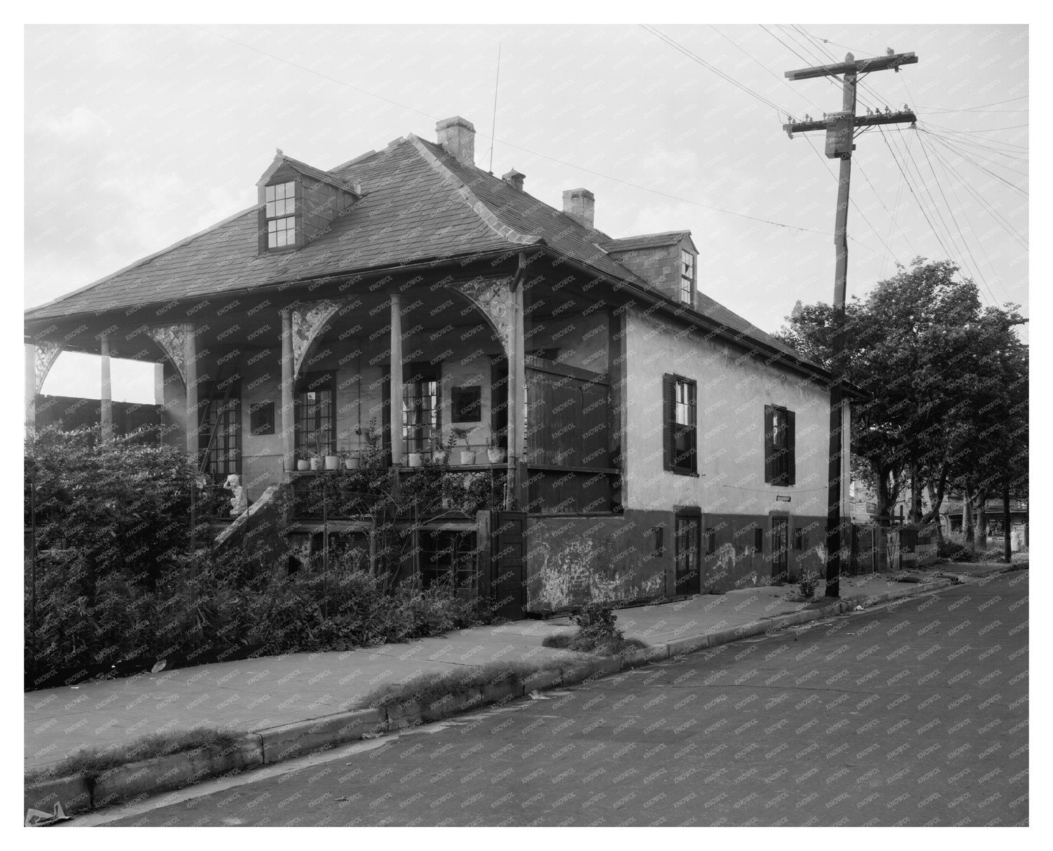 Early 20th Century New Orleans Residential Scene