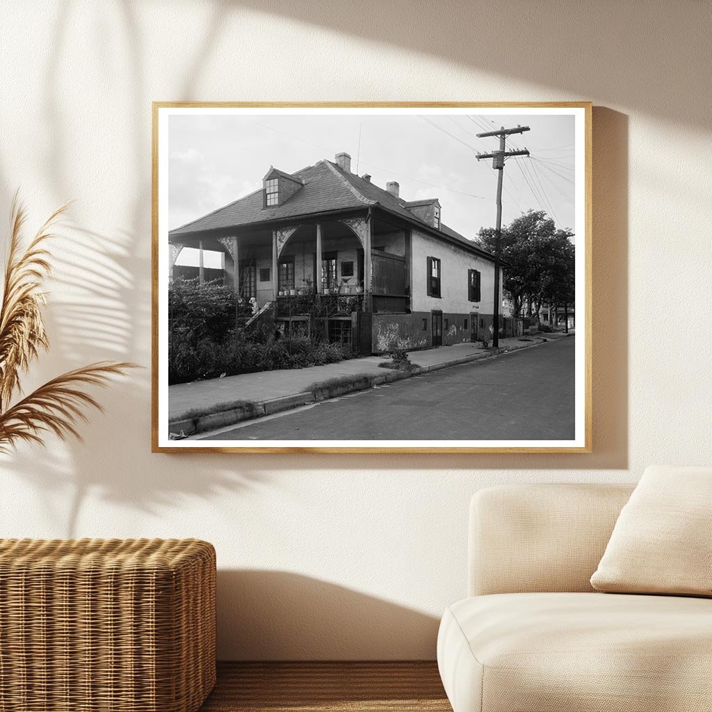 Early 20th Century New Orleans Residential Scene
