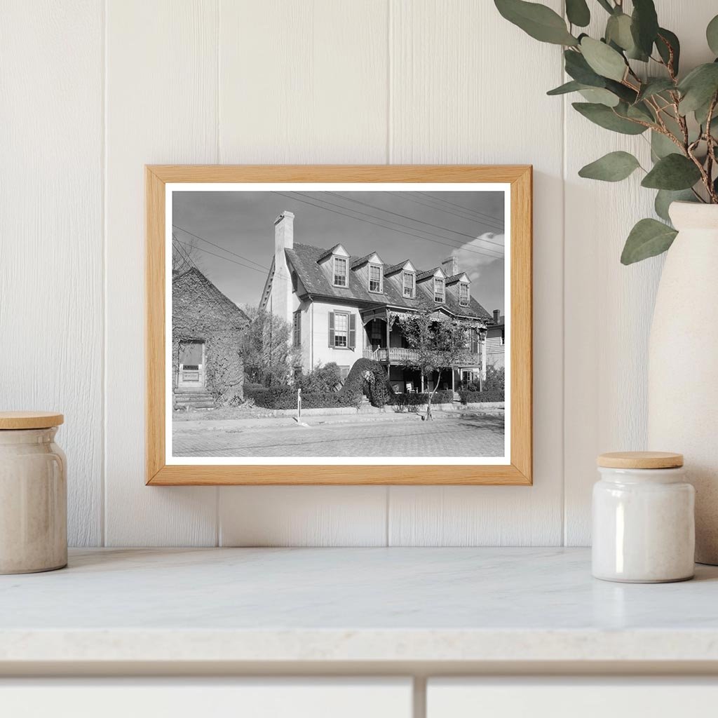 Smithfield Courthouse, Isle of Wight, VA - 20th Century Arch