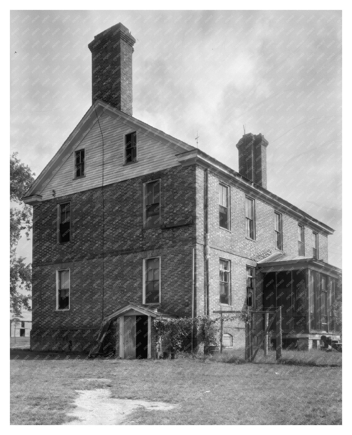1740 Colonial Building in Williamsburg, VA - Historical Phot