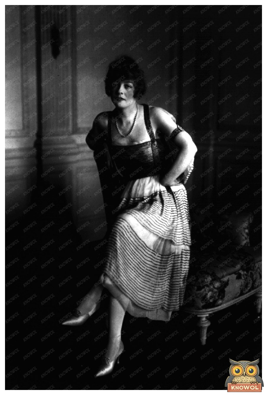 Elegant Spring Fashion: 1918 Model in Blooming Gown