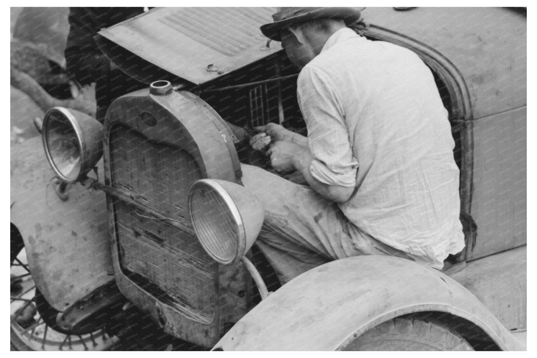 Automobile Repair in Market Square Waco Texas 1939 - Available at KNOWOL