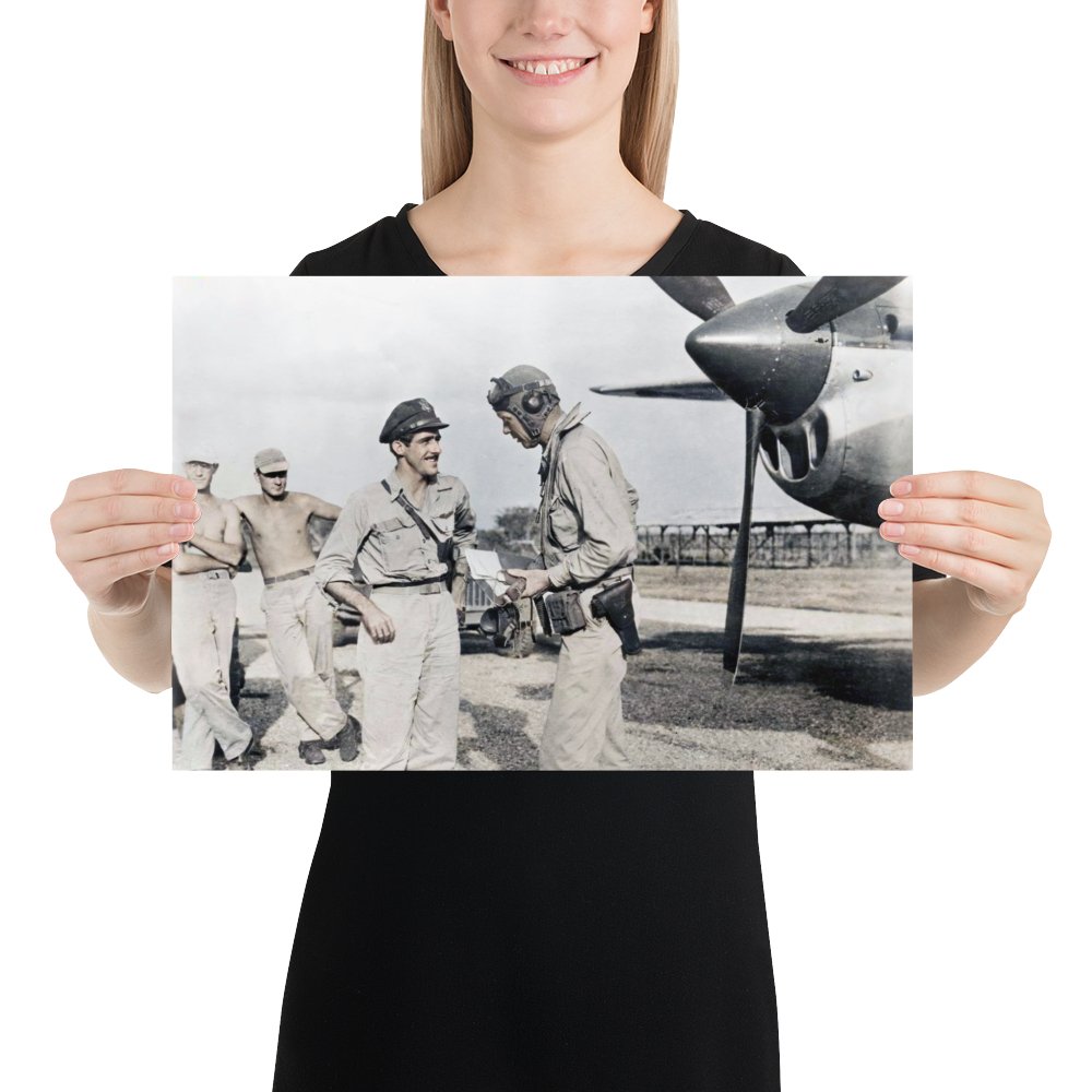 Aviation legend Charles A. Lindbergh alongside WWII ace Major Thomas B. McGuire (left). - Available at KNOWOL