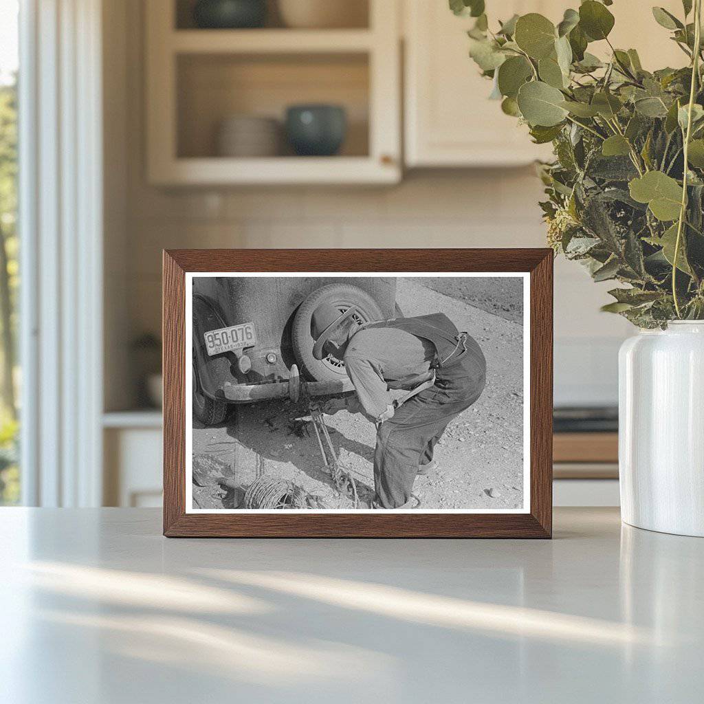 Barbed Wire Stretching Technique in El Indio Texas 1939 - Available at KNOWOL