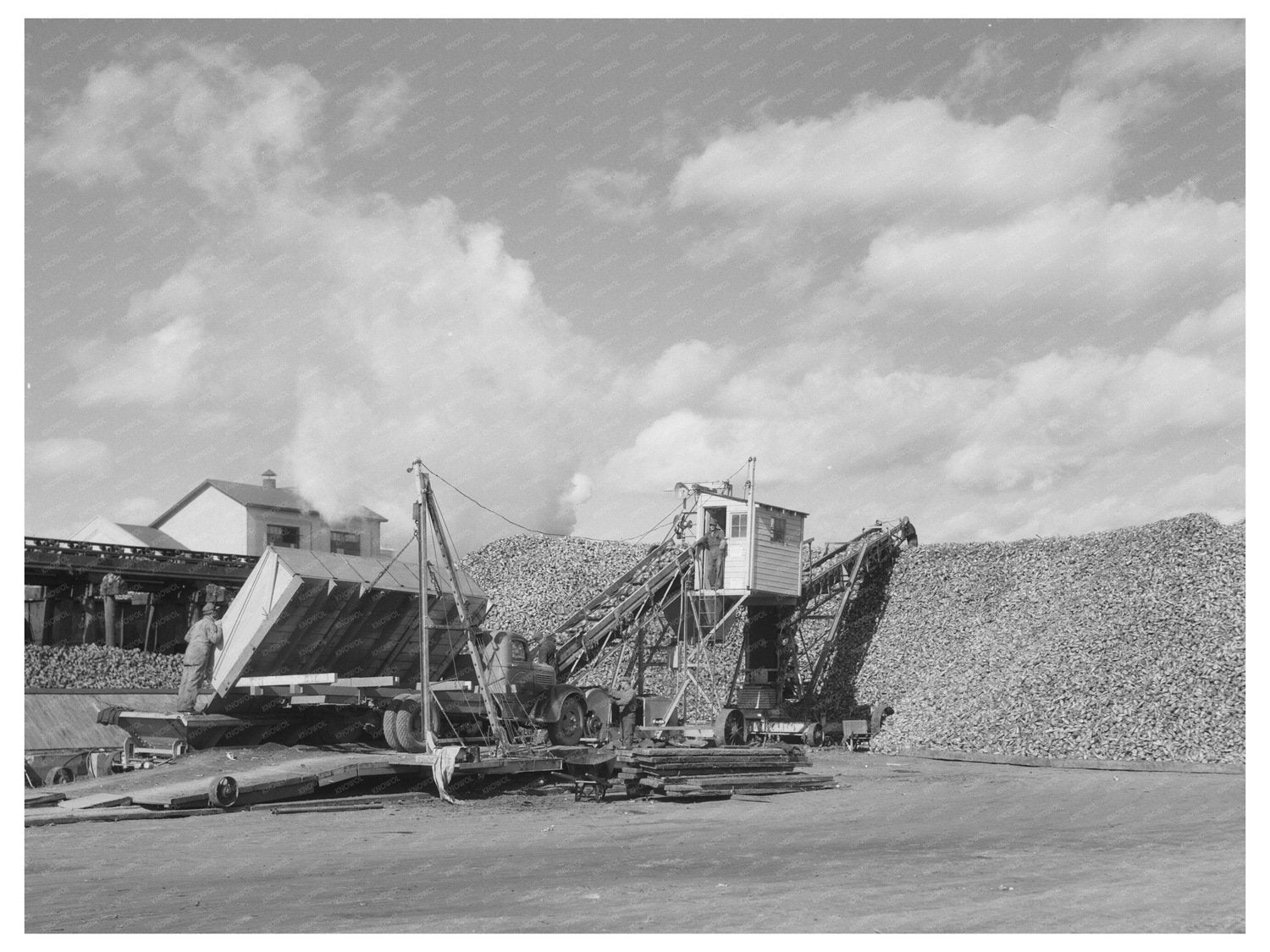 Beet Unloading Machine East Grand Forks Minnesota 1937 - Available at KNOWOL