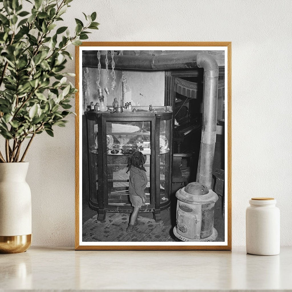 Chicago Family Dining Room Relief Assistance April 1941 - Available at KNOWOL