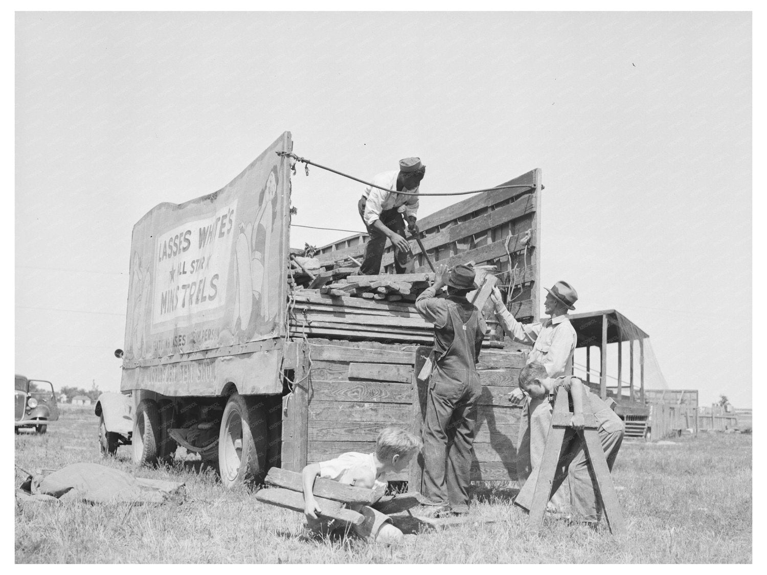 Children Unloading Stakes and Horses in Sikeston 1938 - Available at KNOWOL