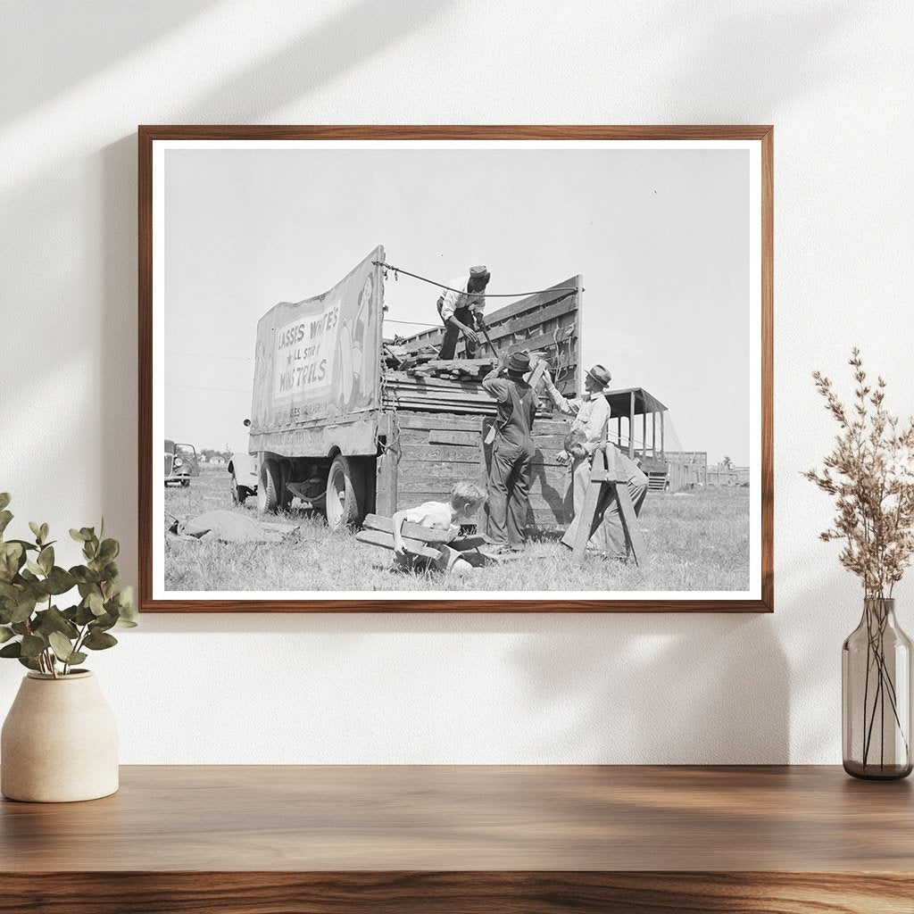Children Unloading Stakes and Horses in Sikeston 1938 - Available at KNOWOL