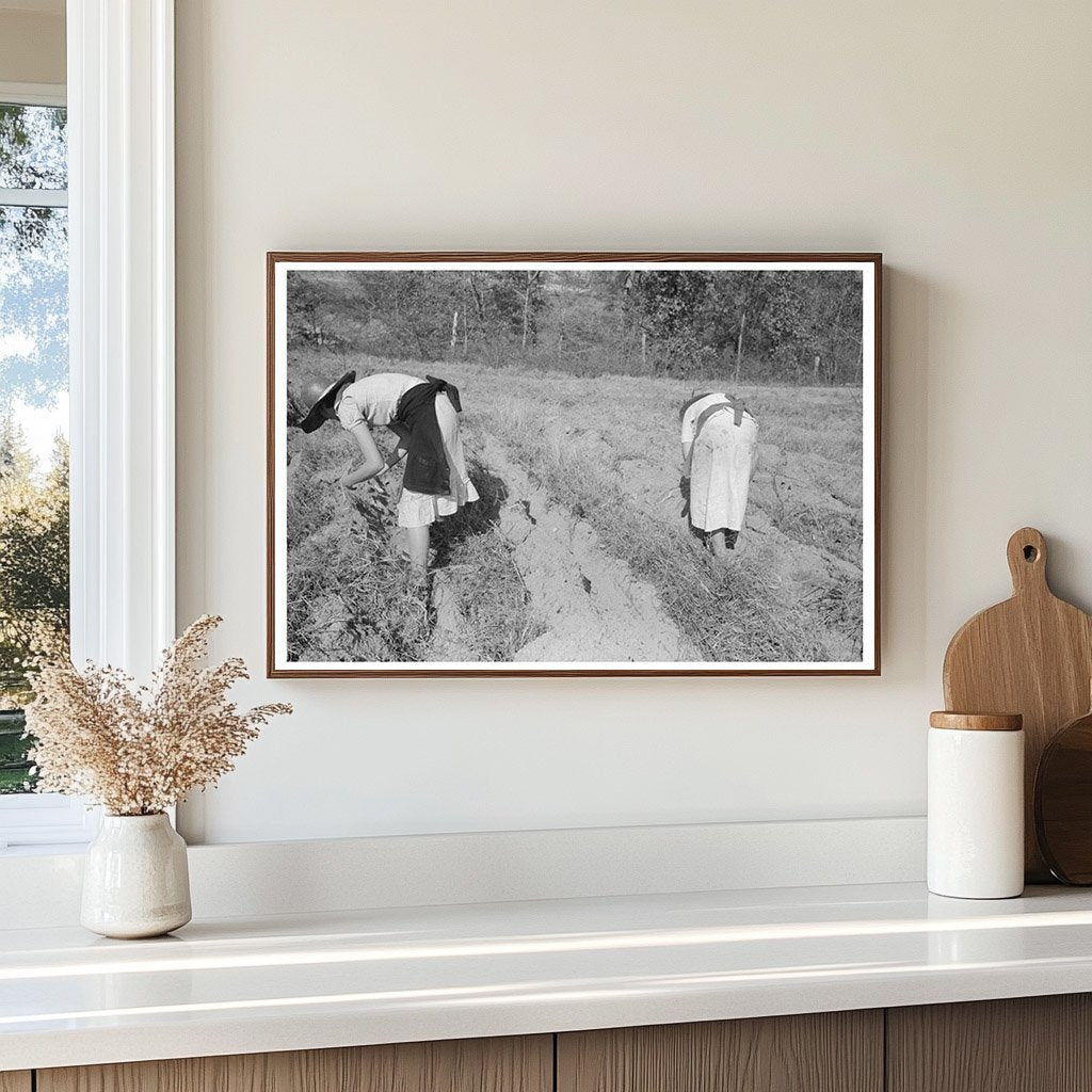 Children with Sweet Potatoes in Mississippi 1938 - Available at KNOWOL