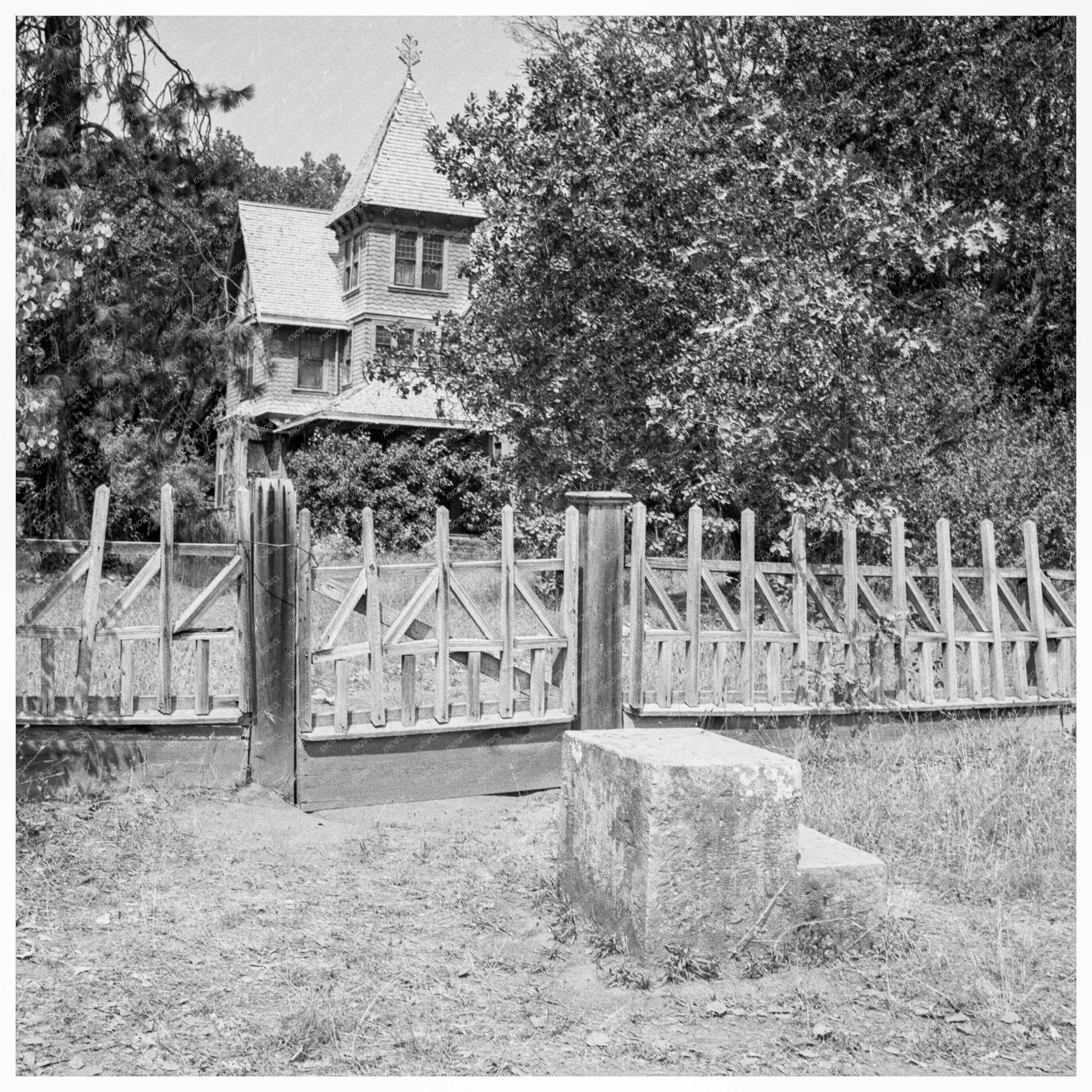 Vintage Country Home in Medford Oregon August 1939 - Available at KNOWOL