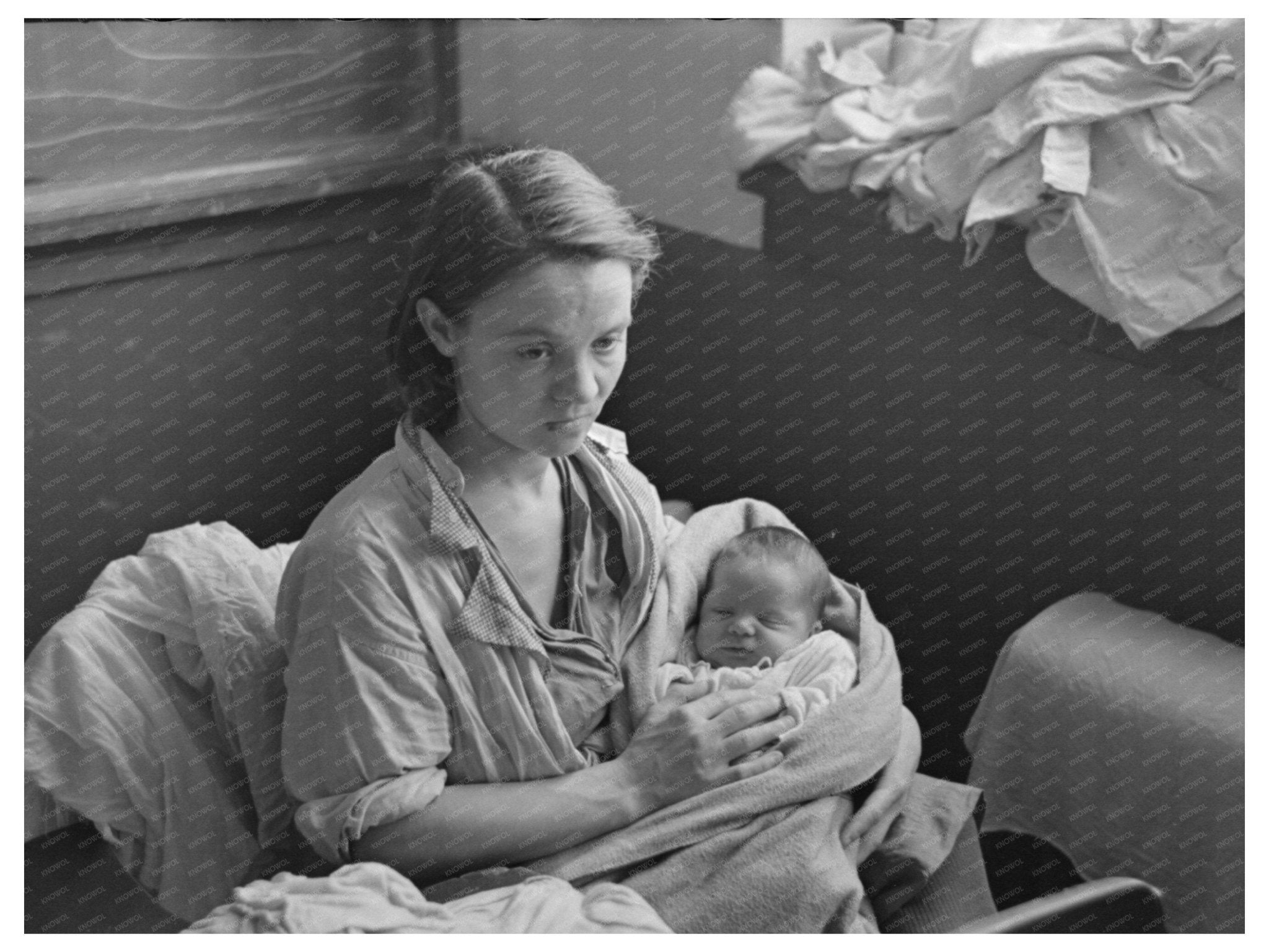 1937 Woman and Child Refugee in Sikeston Schoolhouse - Available at KNOWOL