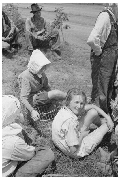 1939 Potato Workers in Spiro Oklahoma Agriculture Photo - Available at KNOWOL