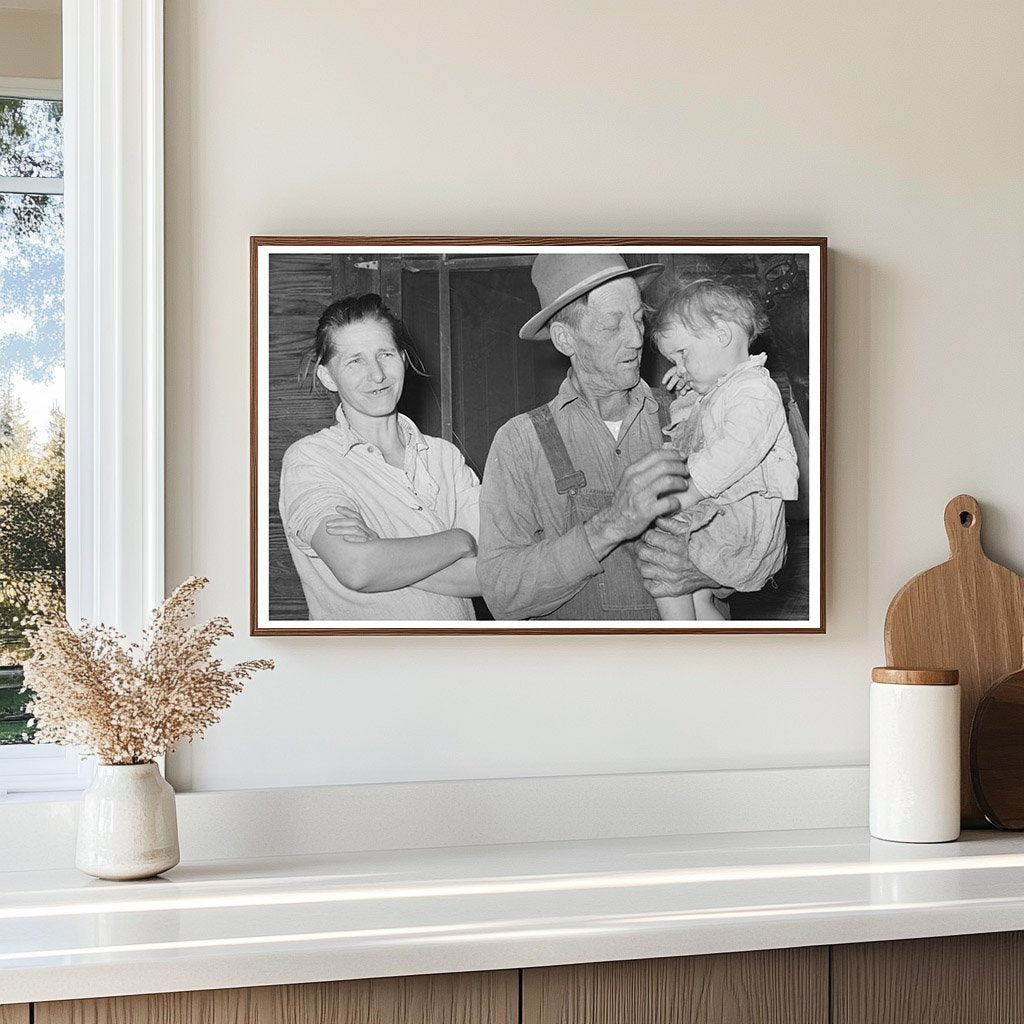 1939 Vintage Photo of Family in Jefferson Texas - Available at KNOWOL