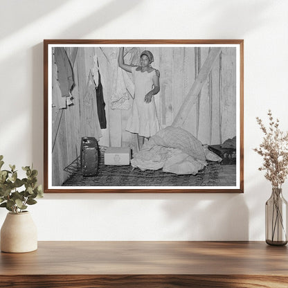 1939 Woman Arranging Quarters as Strawberry Picker Louisiana - Available at KNOWOL