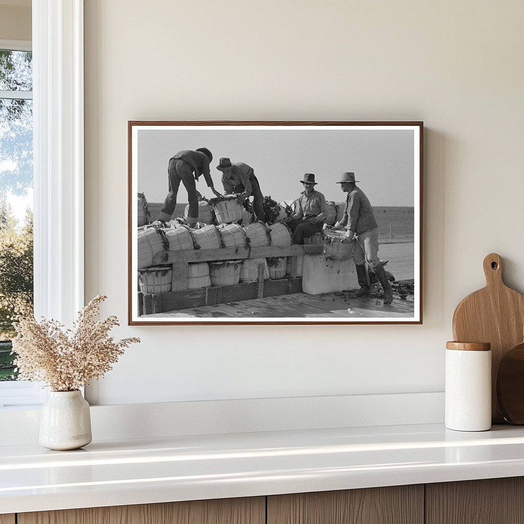 1939 Workers Unloading Spinach in La Pryor Texas - Available at KNOWOL