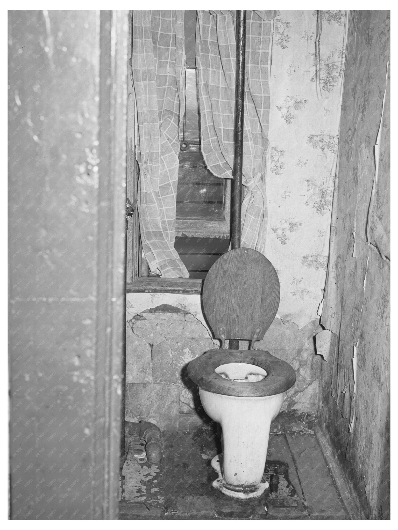 1941 Chicago Family Toilet Relief Living Conditions Image - Available at KNOWOL