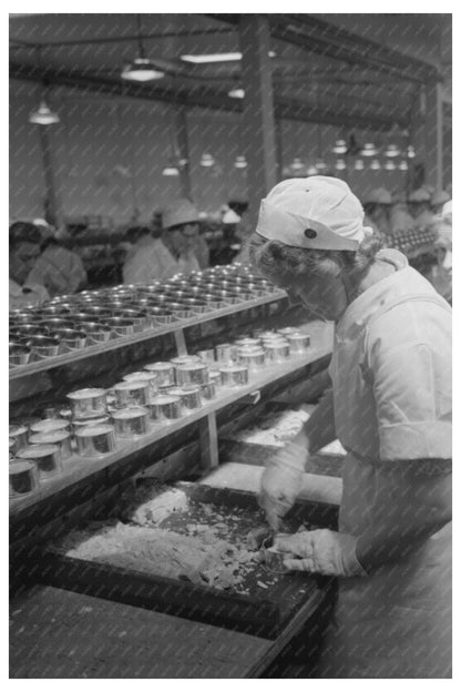 1941 Tuna Canning Workers at Columbia River Packing Association - Available at KNOWOL