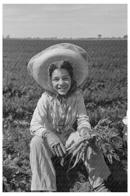 1942 Agricultural Worker in Carrot Field Yuma County Arizona - Available at KNOWOL