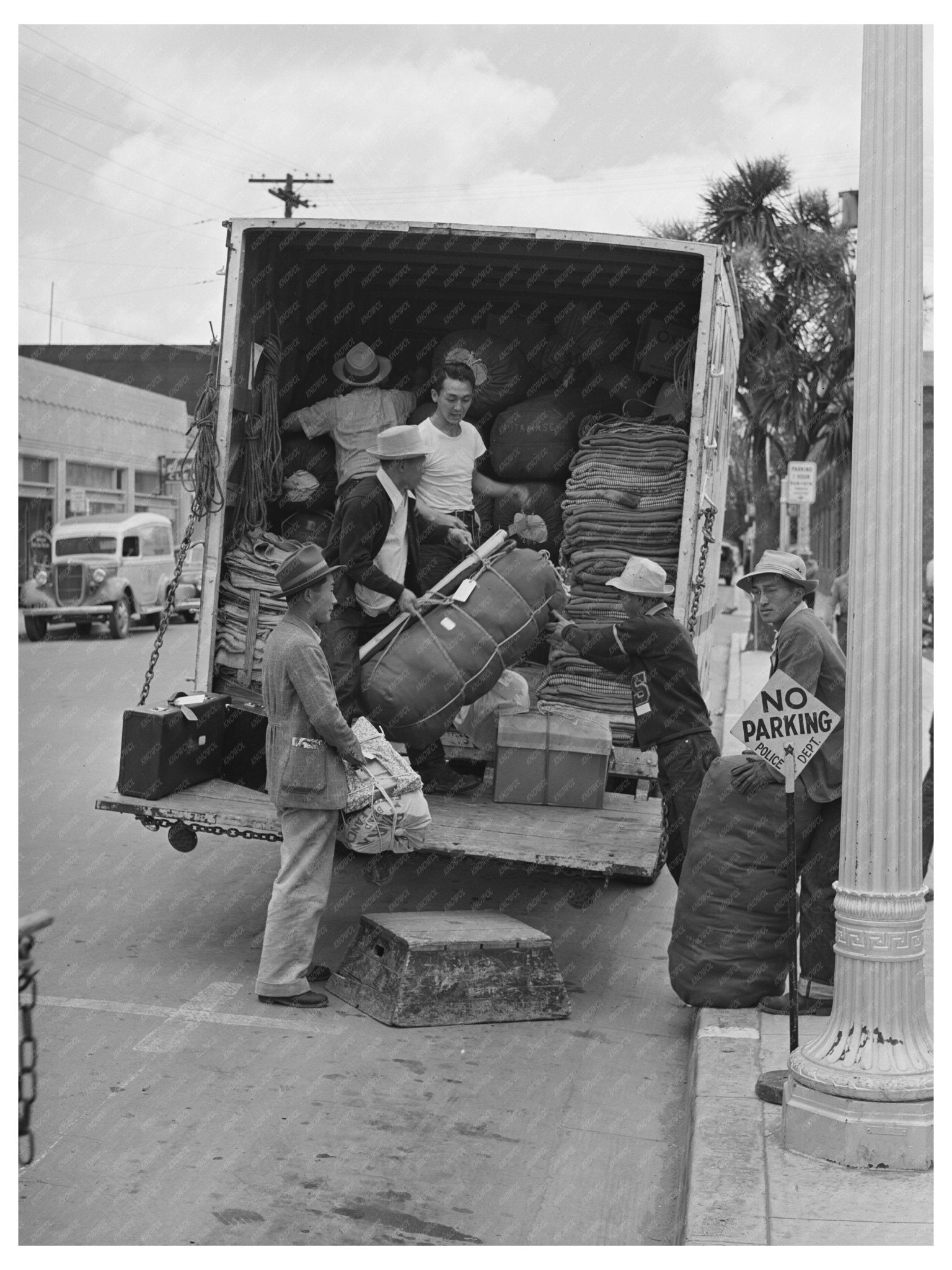 1942 No - Parking Day for Japanese Americans in Salinas CA - Available at KNOWOL