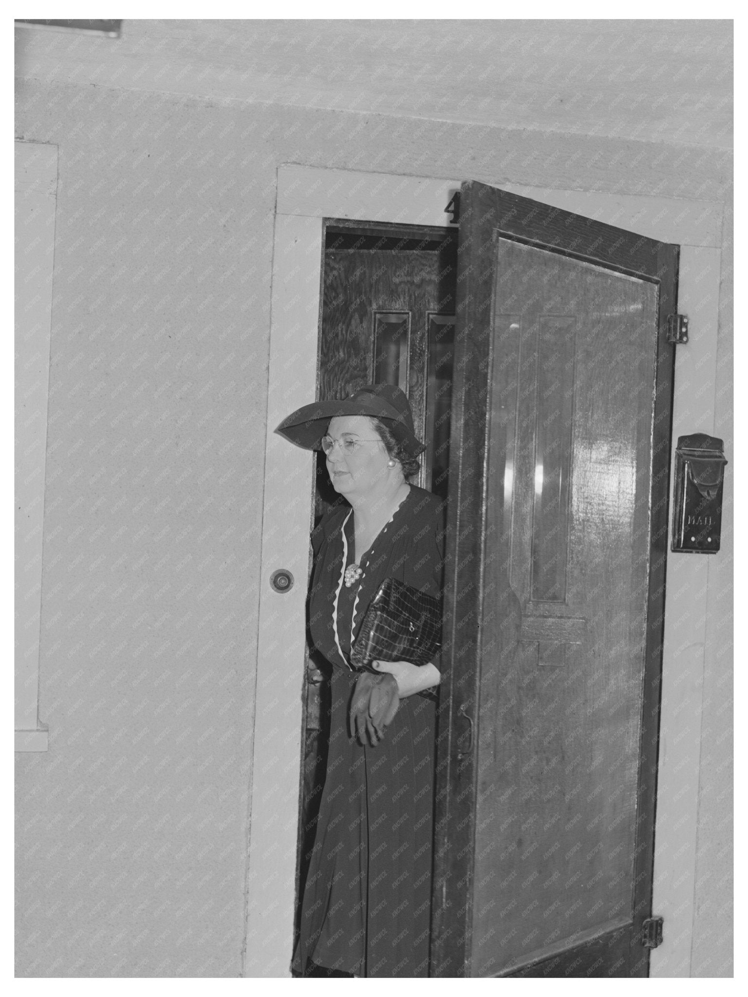 1942 Vintage Housewife Shopping in Turlock California - Available at KNOWOL