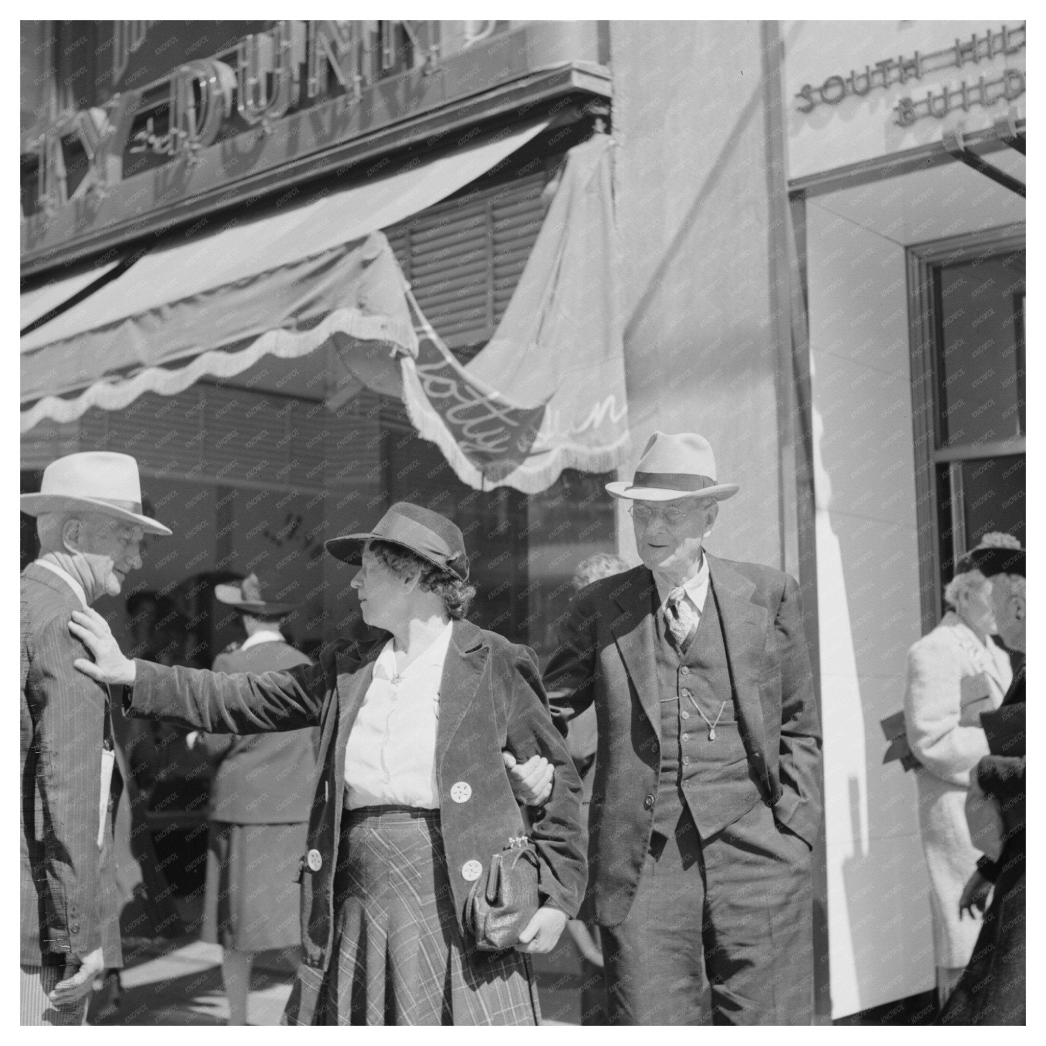 1942 Vintage Los Angeles Street Scene during WWII - Available at KNOWOL