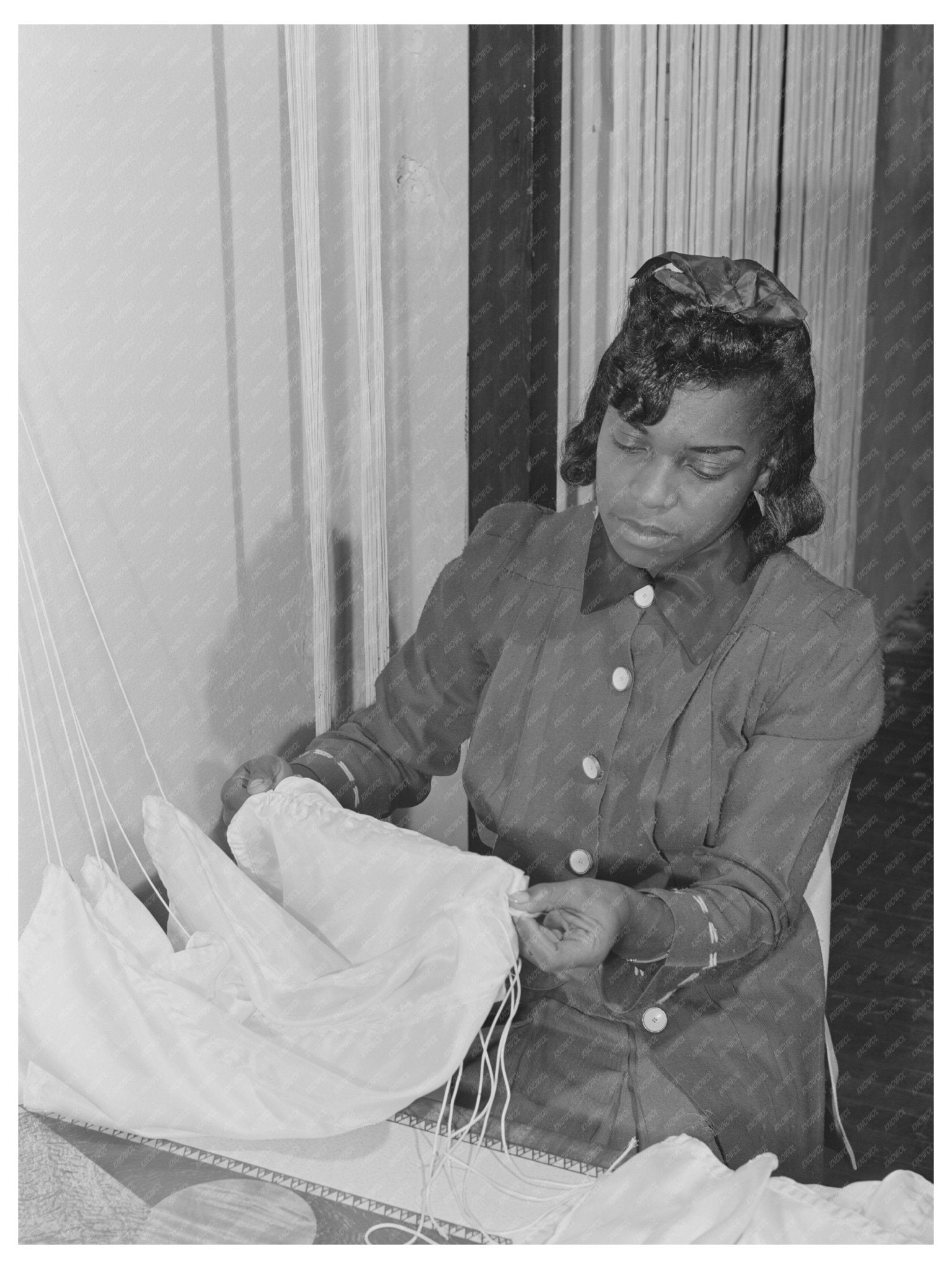 1942 Workers Assembling Pilot Parachutes in San Diego - Available at KNOWOL