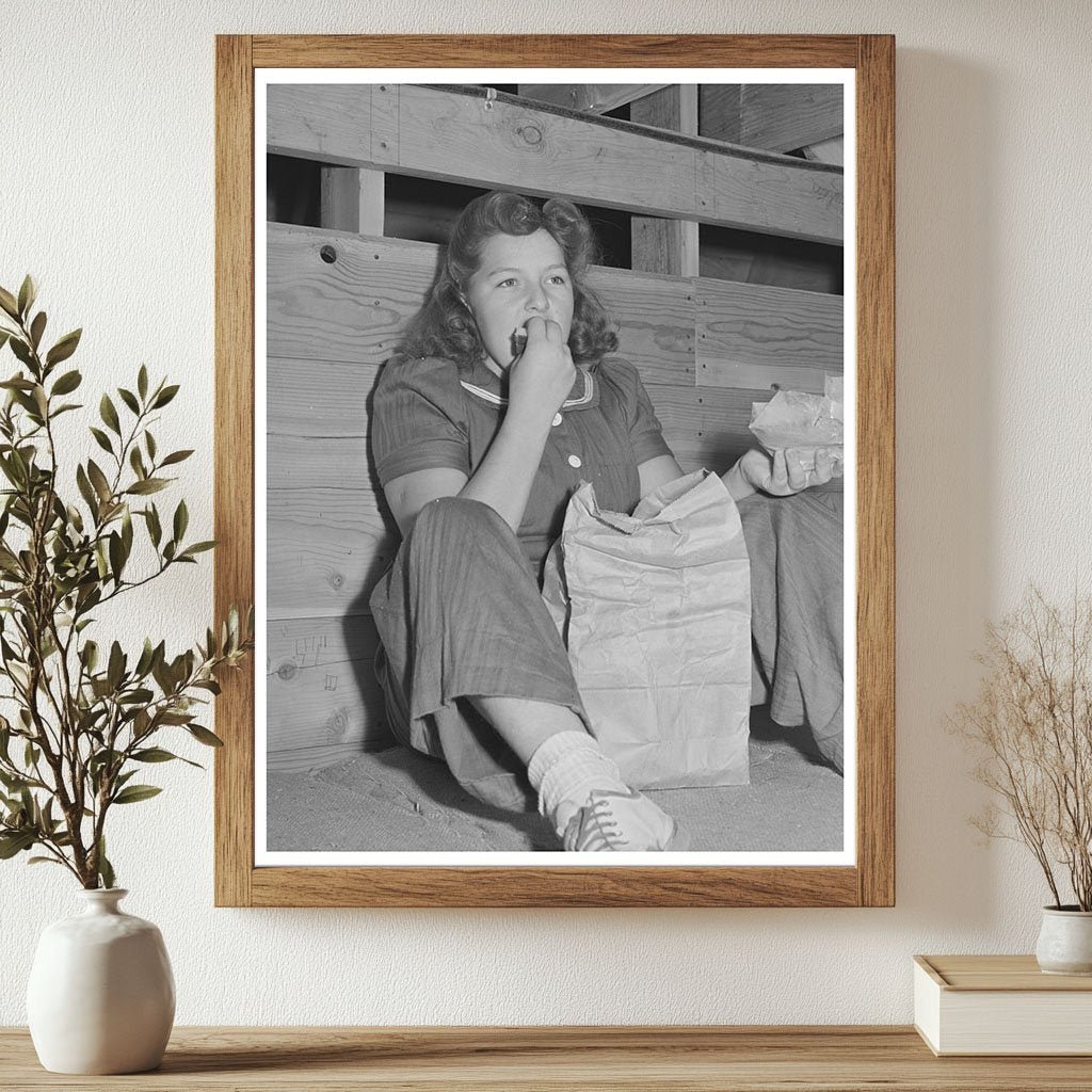 1942 Yakima County Hop Worker Repicking Hops Image - Available at KNOWOL