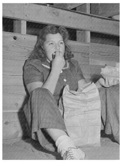 1942 Yakima County Hop Worker Repicking Hops Image - Available at KNOWOL