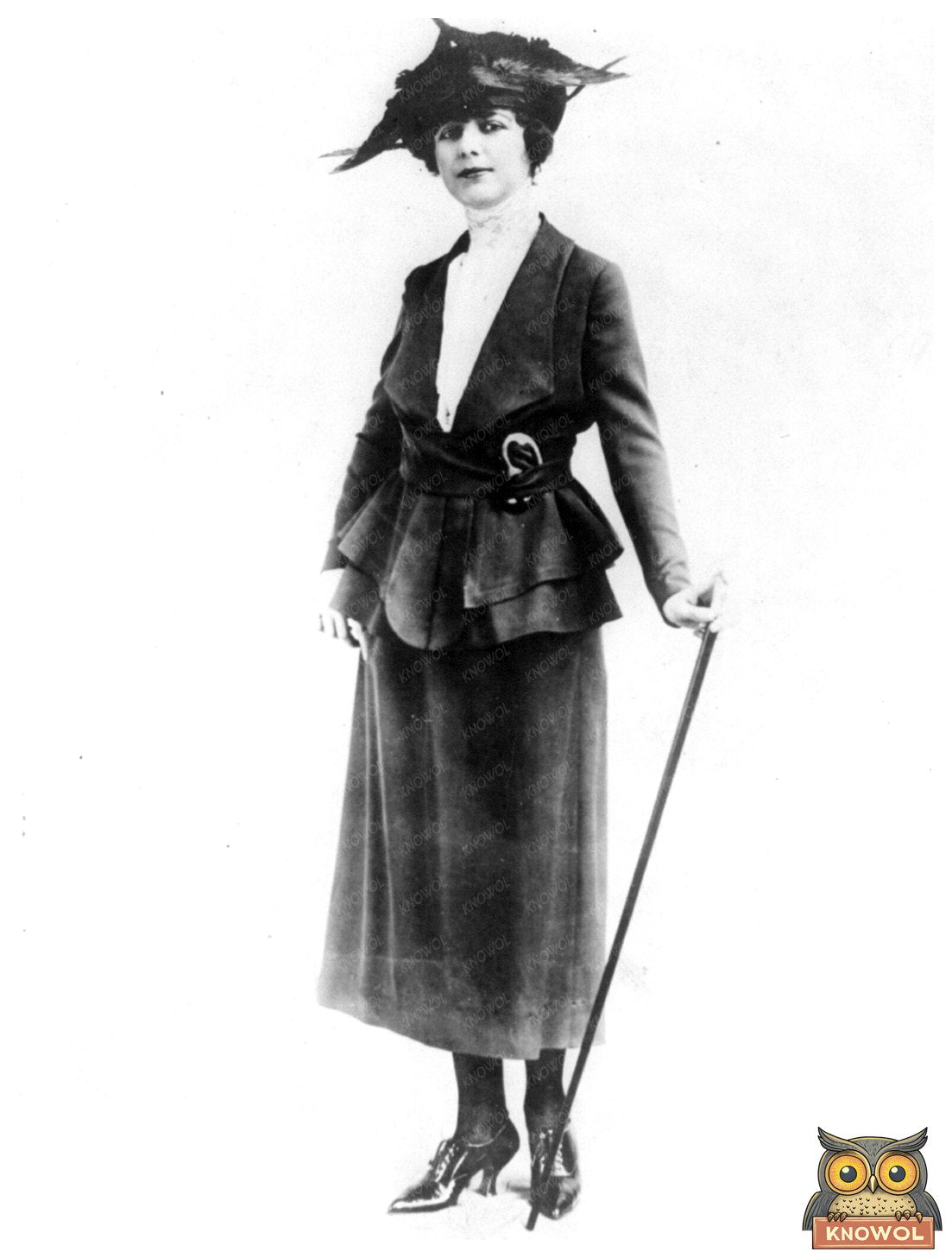 1918 Elegant Women Showcasing Early 20th Century Fashion