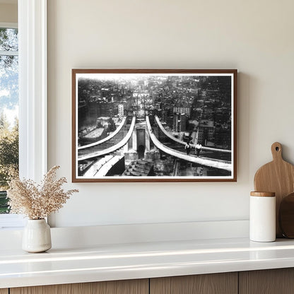 Workers on the Manhattan Bridge: A 1907 Construction Snapsho