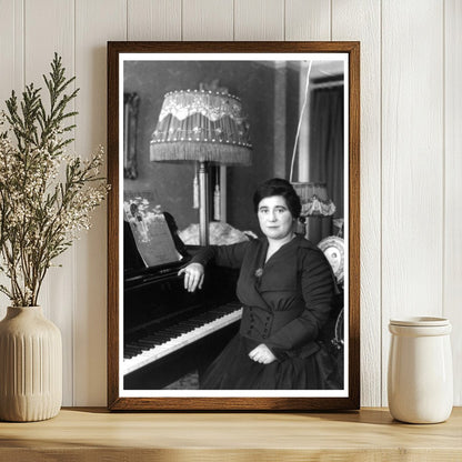 Amy Castles: Iconic Australian Singer at the Piano