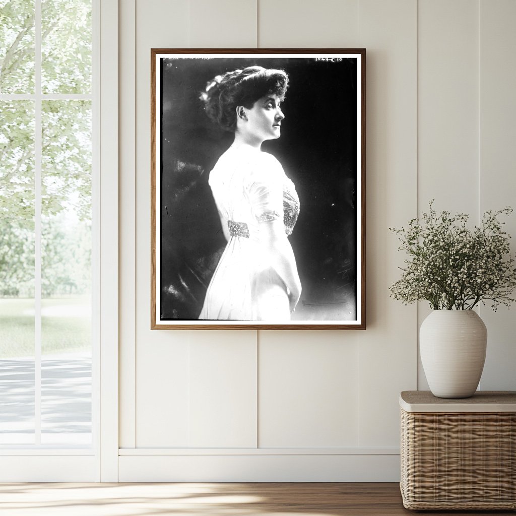 Graceful Elegance: Mrs. Otto H. Kahn in 1910