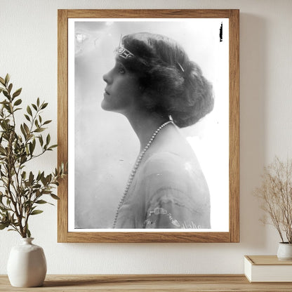 Elegant Portrait of Mrs. Charles Munn Jr. (2010)