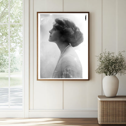 Elegant Portrait of Mrs. Charles Munn Jr. (2010)