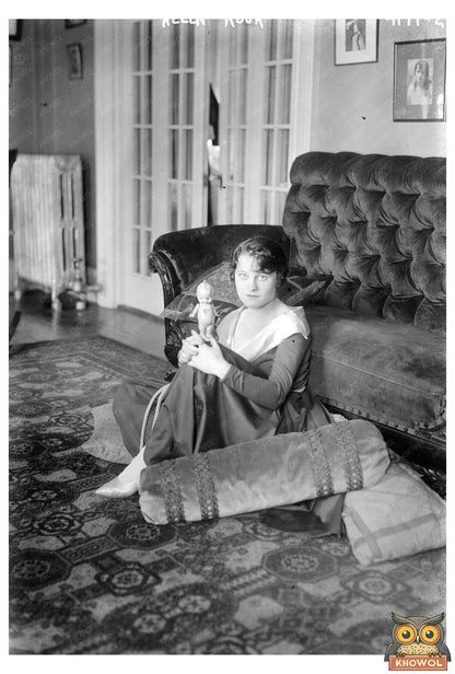 1918 Vintage Portrait of Elegant Woman in Period Fashion