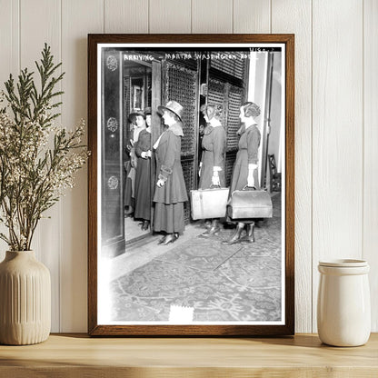 Women’s Welcome: The Historic Martha Washington Hotel Entran
