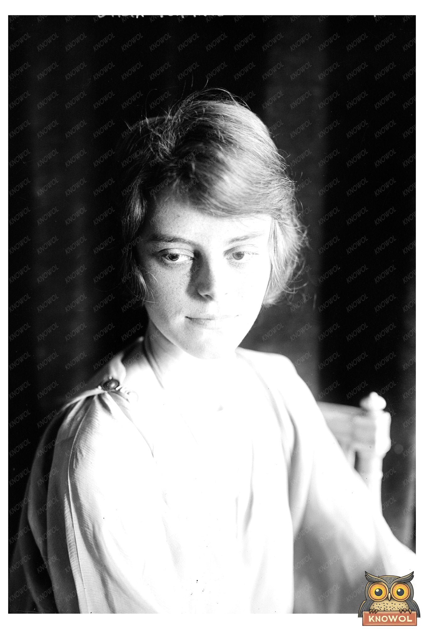 Elegant Portrait of a 1920s Woman in Vintage Attire