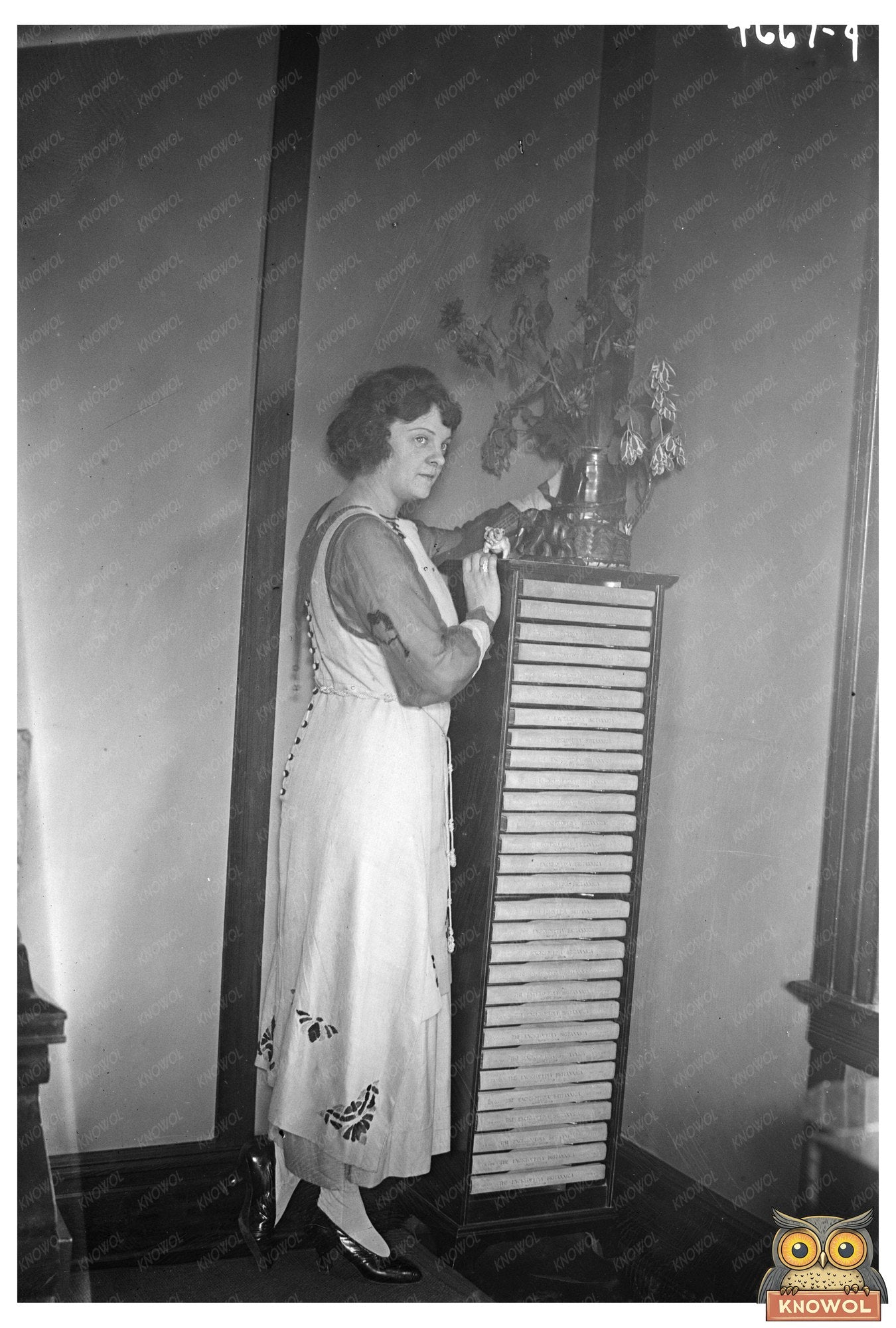 1920s Elegance: Captivating Portrait of Dietrich