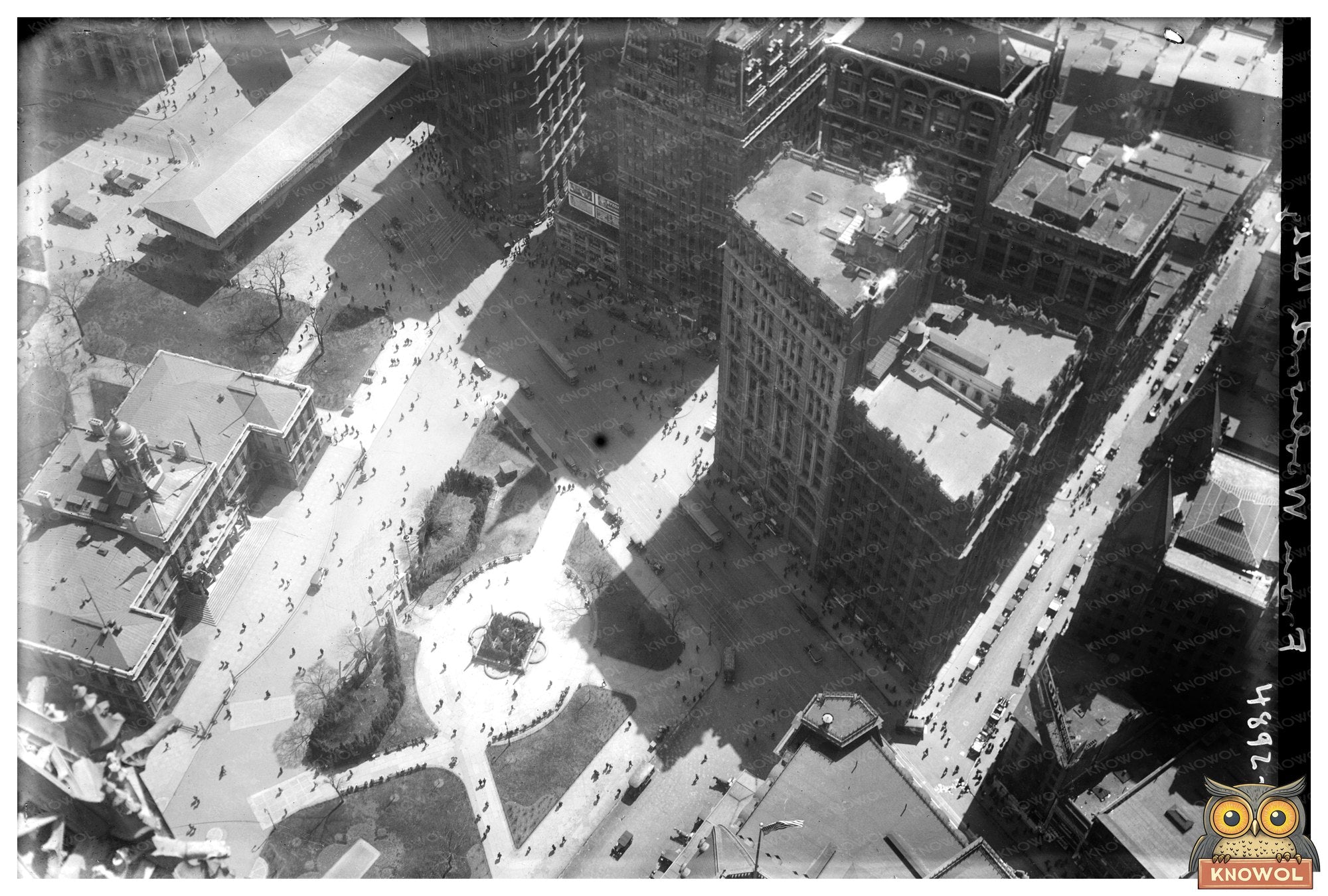 Stunning 1910s View of NYCs Woolworth Building