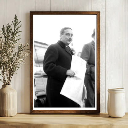 1920s Literary Icon: H.G. Wells in Reflection