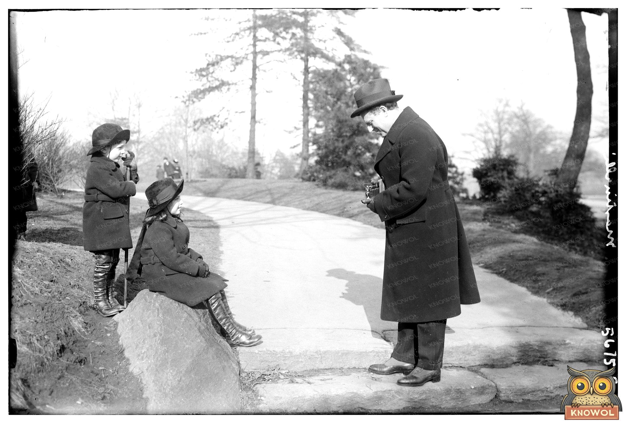 1920s Iconic Artist Portrait: Vibrant Cultural Snapshot