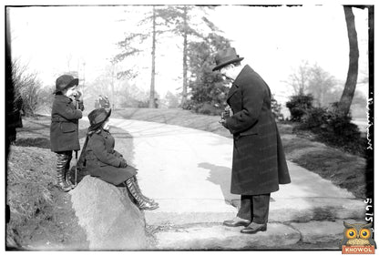 1920s Iconic Artist Portrait: Vibrant Cultural Snapshot