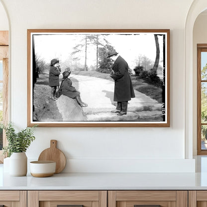 1920s Iconic Artist Portrait: Vibrant Cultural Snapshot