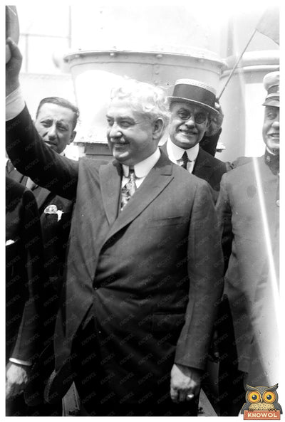 Timeless Portrait of 1920s Urban Life & Style