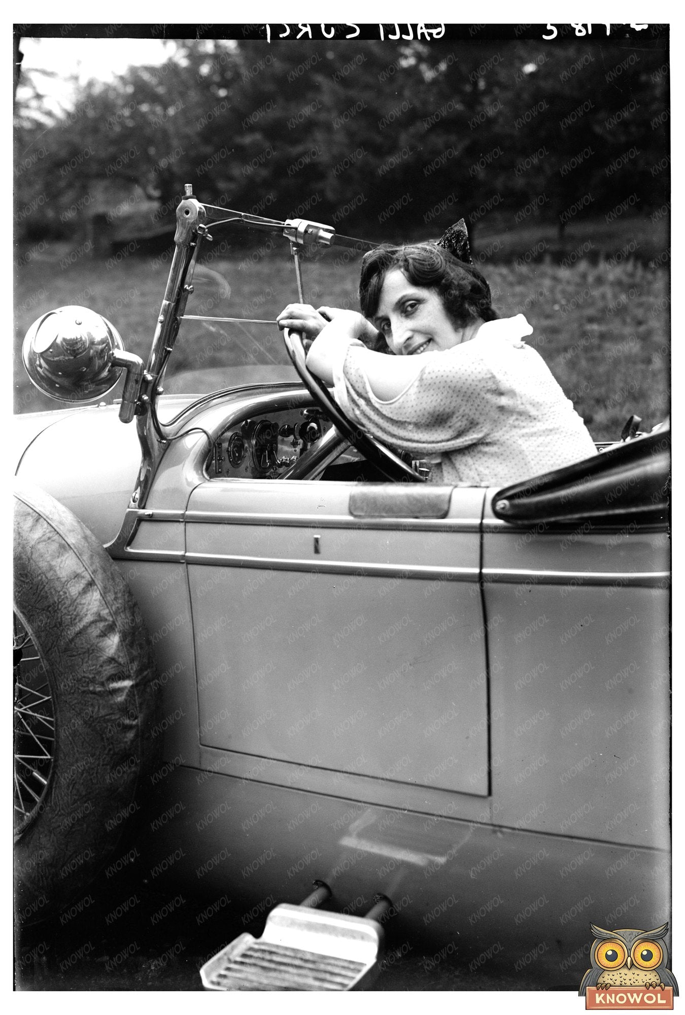 1920s Opera Diva: Captivating Vocalist in Action