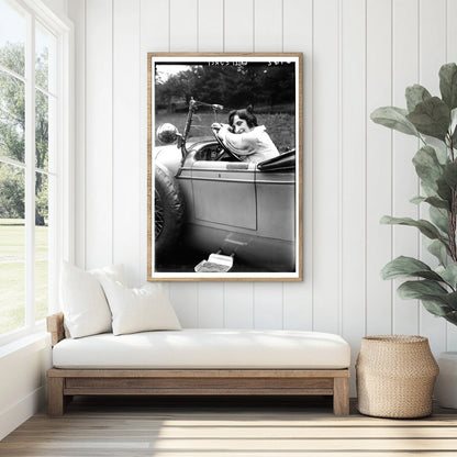 1920s Opera Diva: Captivating Vocalist in Action