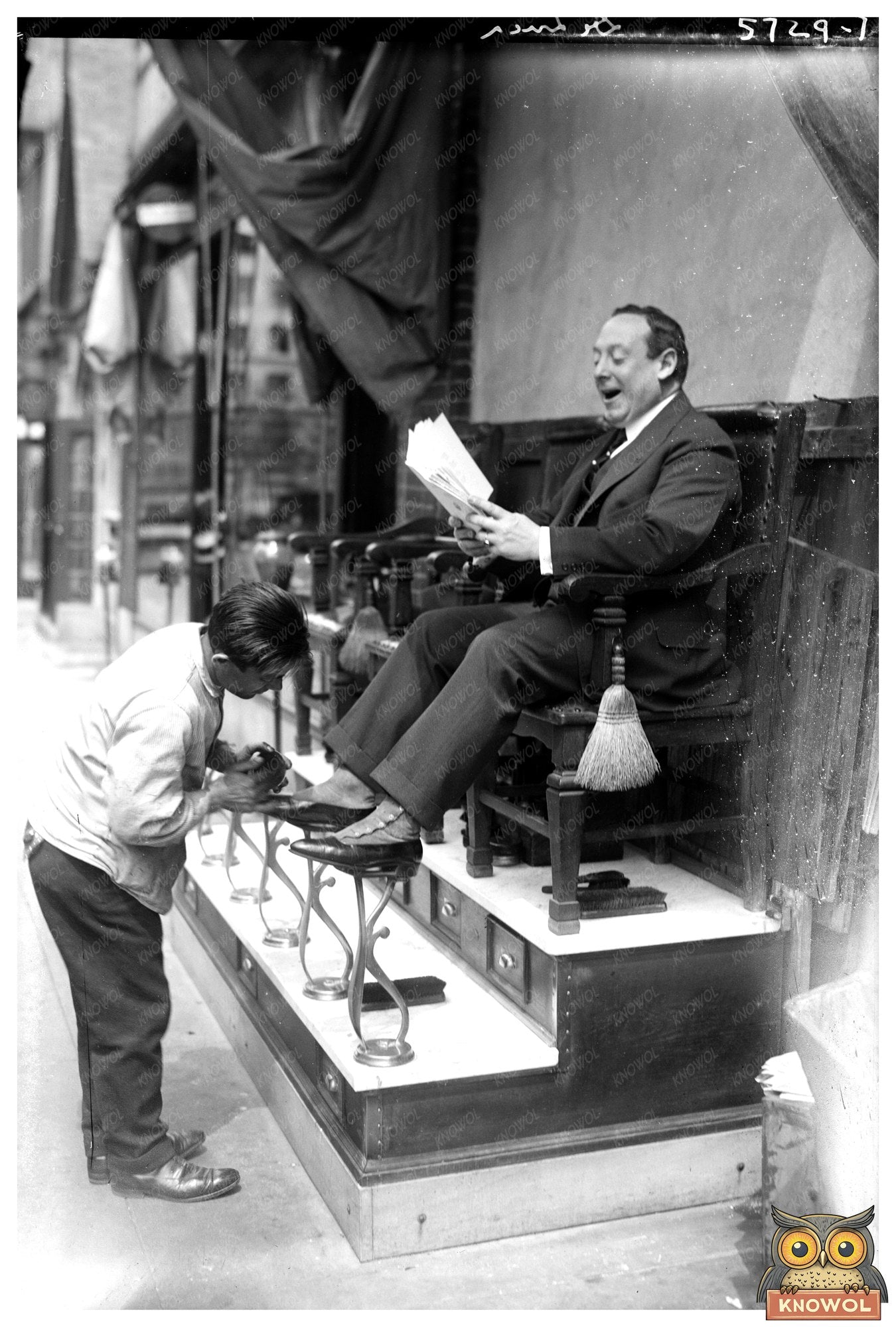 1920s New York Social Scene: A Vintage Snapshot